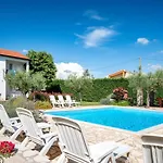 Tommy By Interhome * Gedići